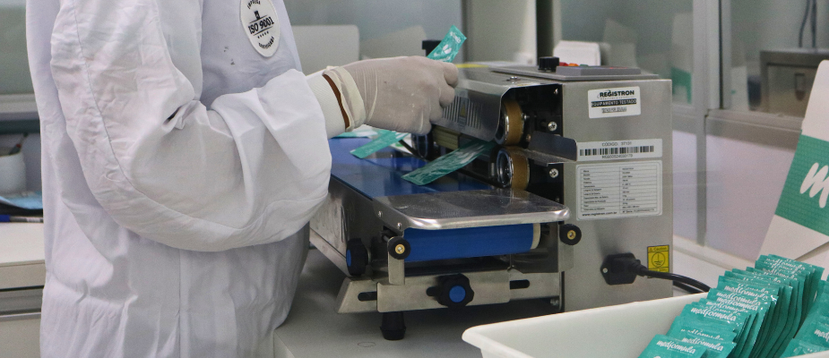 M&atilde;o de um farmac&ecirc;utico manipulando uma amostra de rem&eacute;dio.